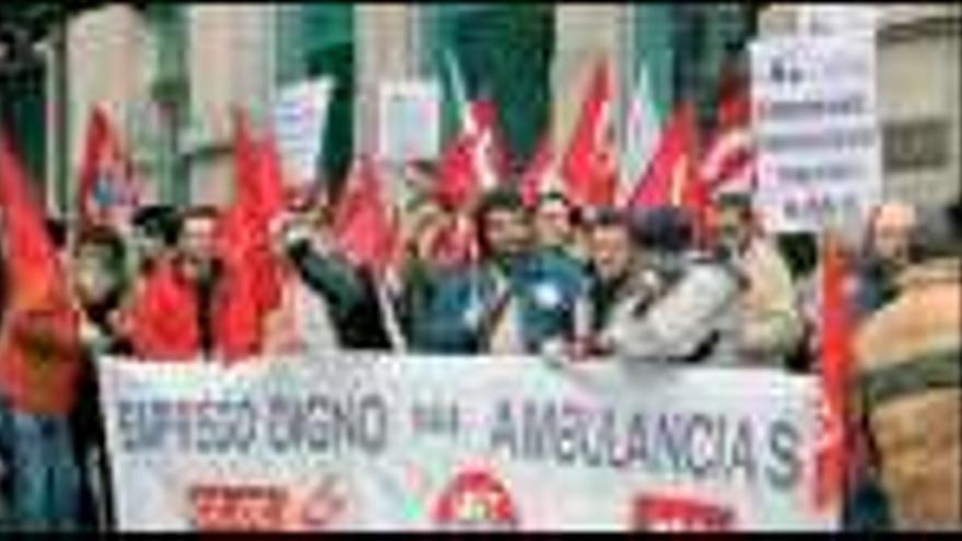 Los empleados de ambulancias, ayer, ante la sede del Sergas. / ricardo grobas