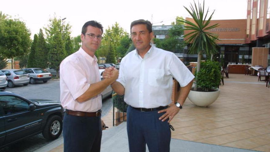 Benigno Sánchez y Antonio Baños se saludan durante la etapa del técnico en el Lorca.