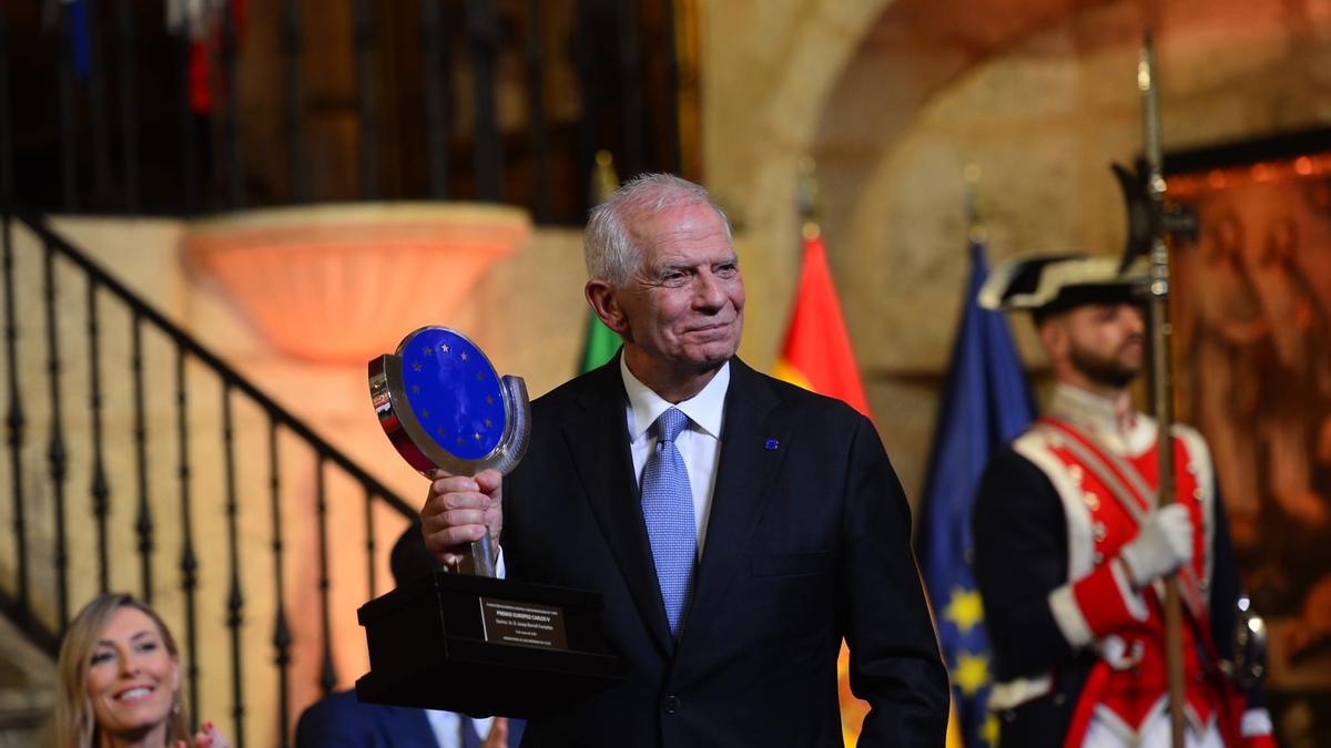 Josep Borrell recogiendo el premio Carlos V en Yuste este viernes.