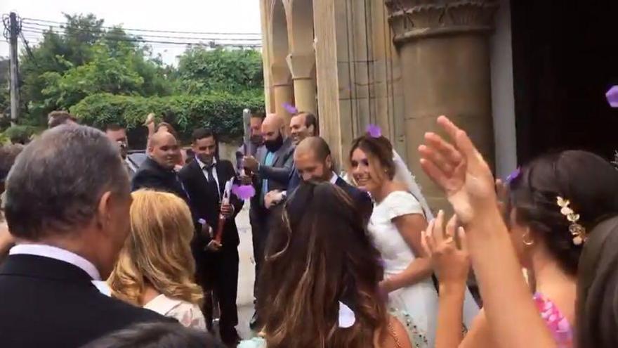 Alberto Lora y su mujer, Isabel García, a la salida de su boda en San Julián de Somió.