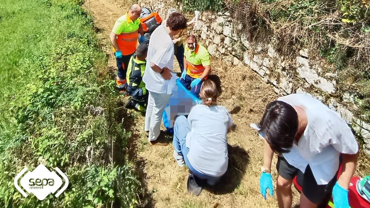 Los equipos de Emergencias atienen al hombre en el lugar del accidente.