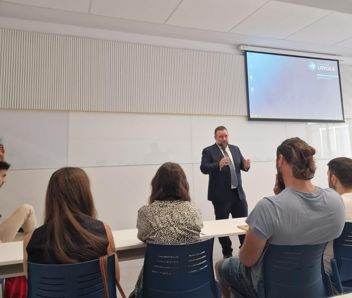 Andrés Barros, fundador y presidente de la empresa Rpow, impartiendo una clase a alumnos de la Universidad Loyola Andalucía.