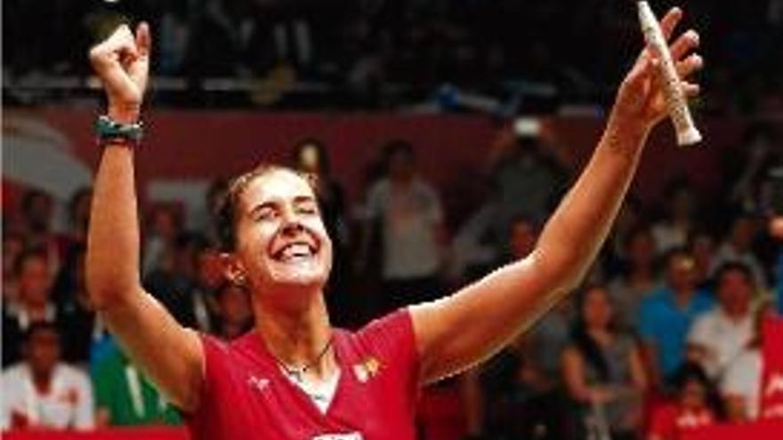 Carolina Marín celebrant la seva victòria al Mundial de bàdminton.