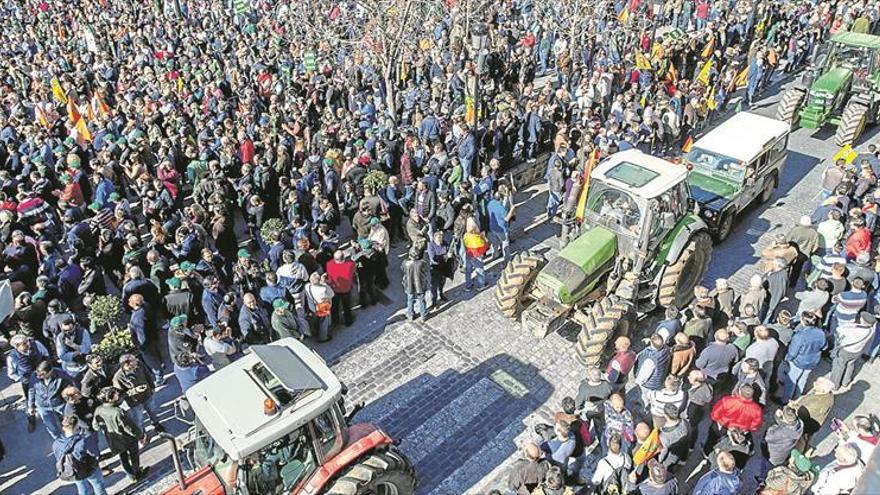 El Gobierno cita a los súper tras las protestas de agricultores y ganaderos