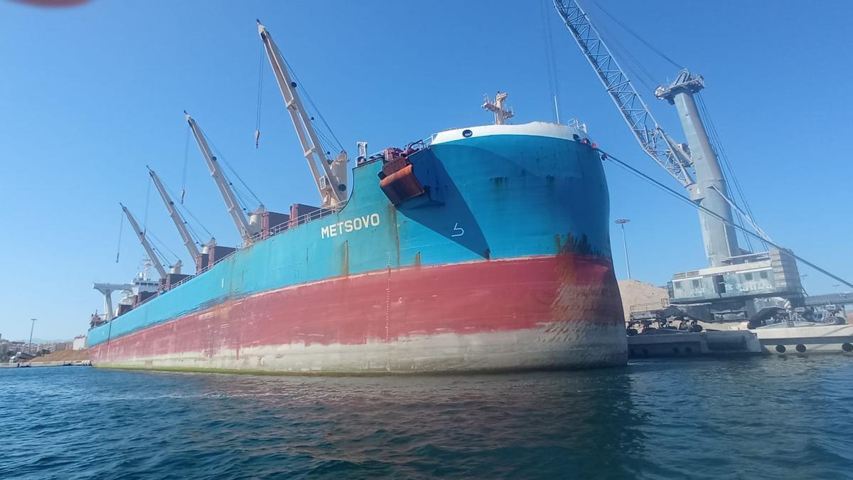 Imagen del barco granelero cargando material esta mañana en el puerto