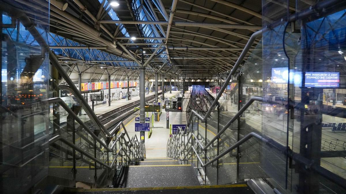 Plataformas vacías en la estación de tren de Leeds durante la huelga conjunta de maquinistas, docentes, personal universitario y funcionarios en Reino Unido