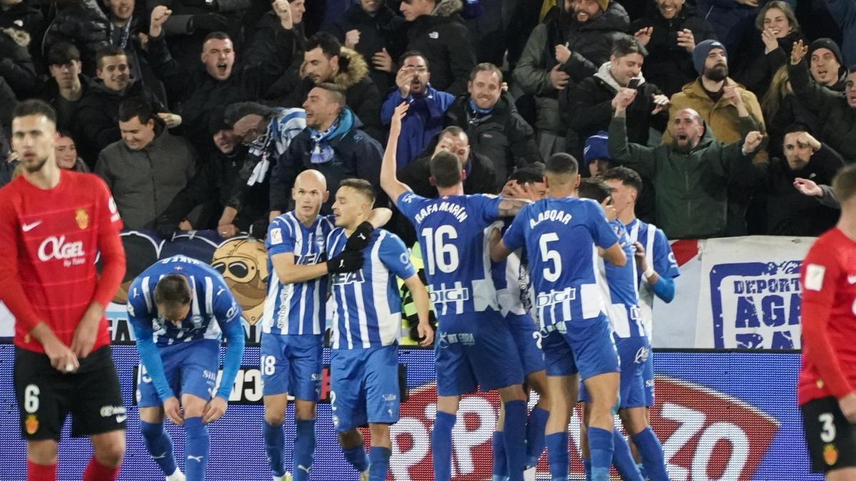 El Alavés celebra un gol contra el Mallorca en Mendizorroza.