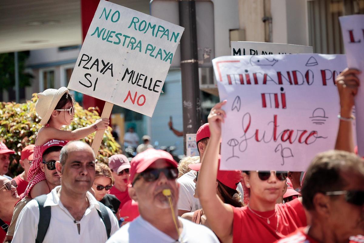 Manifestación en contra de la ampliación del puerto de Los Cristianos
