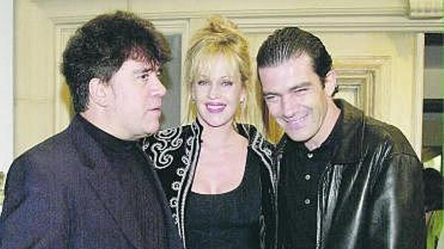 Pedro Almodóvar y Antonio Banderas, con Melanie Griffith.