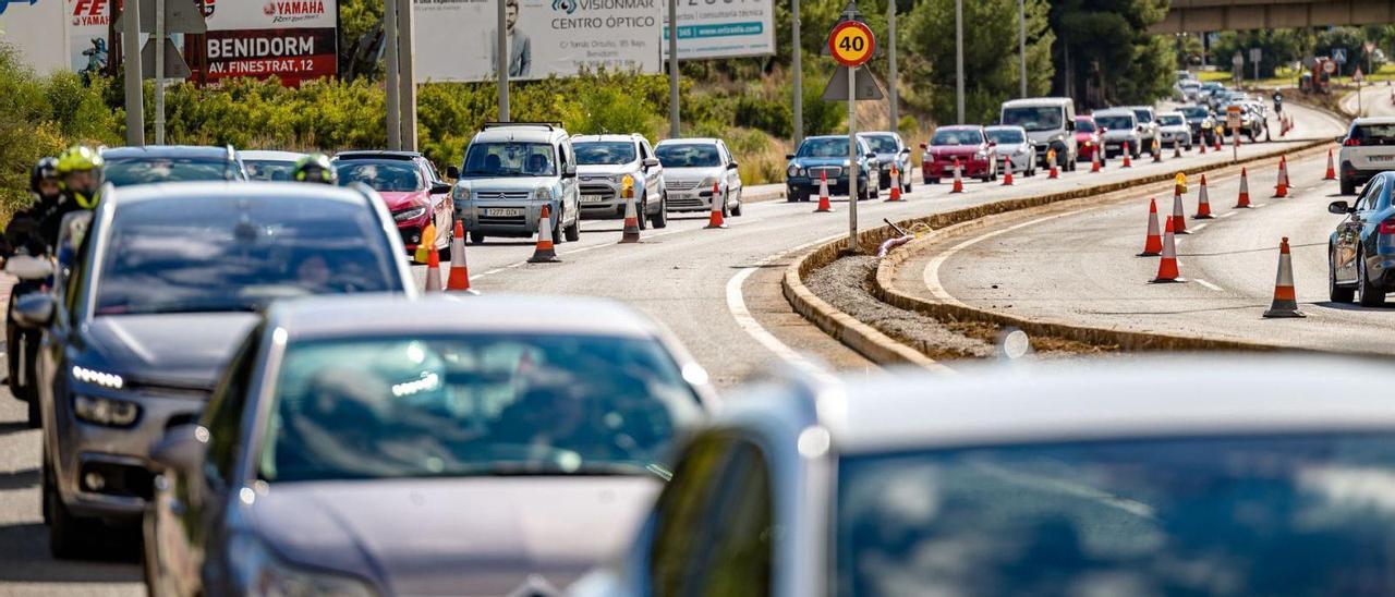 Una de las retenciones que se formó este viernes desde Benidorm hacia La Nucía. | DAVID REVENGA