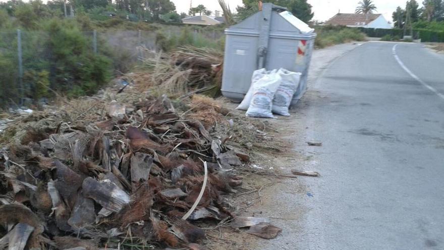 El contenedor lleno de basura