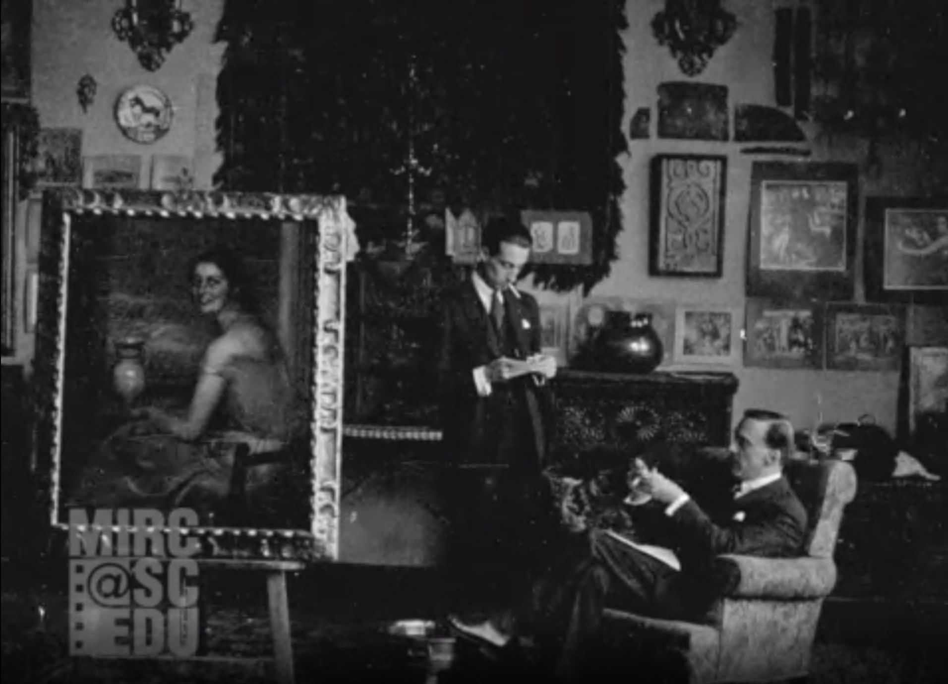 Imágenes inéditas de Julio Romero de Torres pintando en su estudio de Madrid