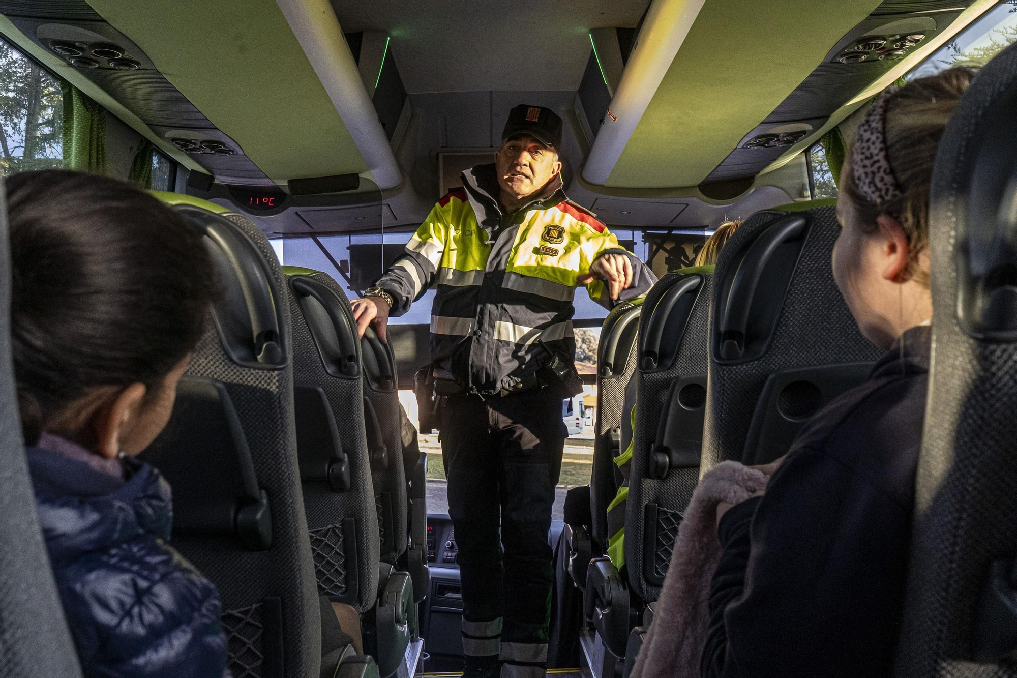 Un control del transport escolar dels Mossos, des de dins