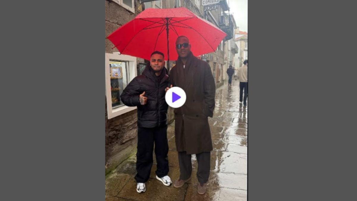 El exjugador Patrick Kluivert con un aficionado este miércoles en Santiago