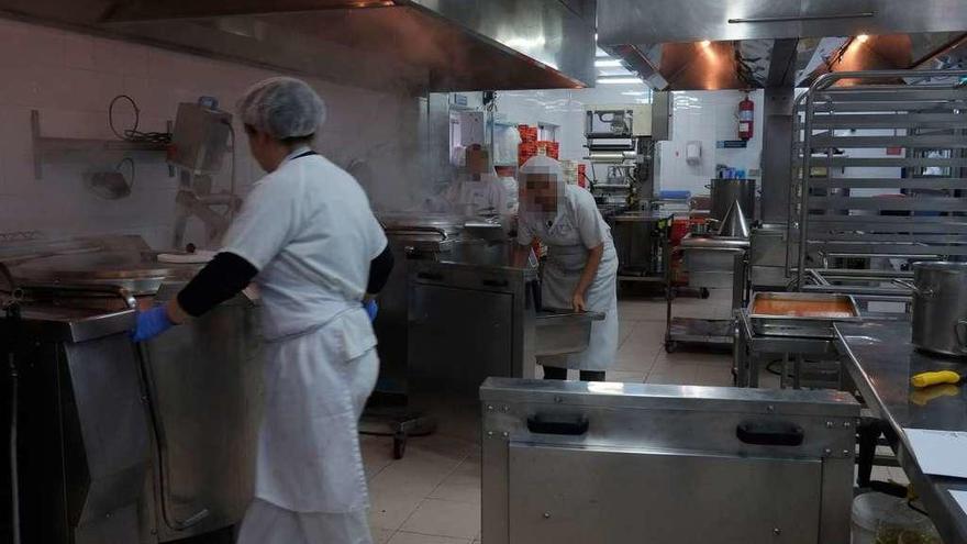 Cocina centralizada del Complejo Asistencial de Zamora, donde se elaboran los menús.