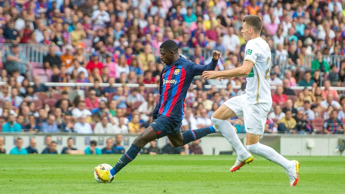 Dembélé dispara a la portería del Elche en el Camp Nou.