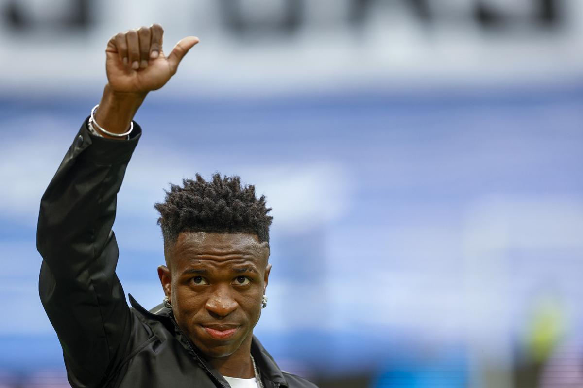  El jugador del Real Madrid Vinicius Jr. antes del partido de LaLiga entre el Rayo Vallecano y el Real Madrid en el estadio Santiago Bernabéu  