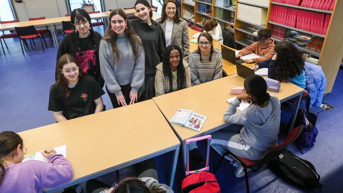 Isabel Dans junto a las voluntarias en la sede de ASDEGAL.