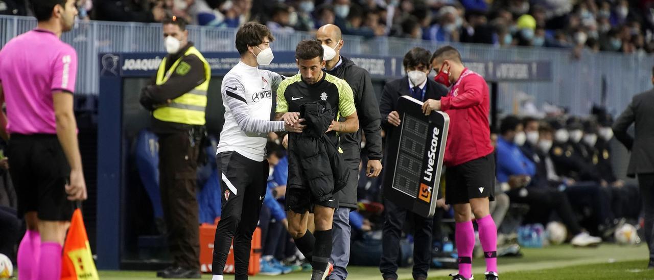 Aitor García se retira lesionado de La Rosaleda