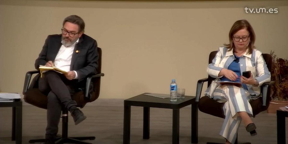 Alfonsa García consulta su teléfono móvil durante el debate del lunes.