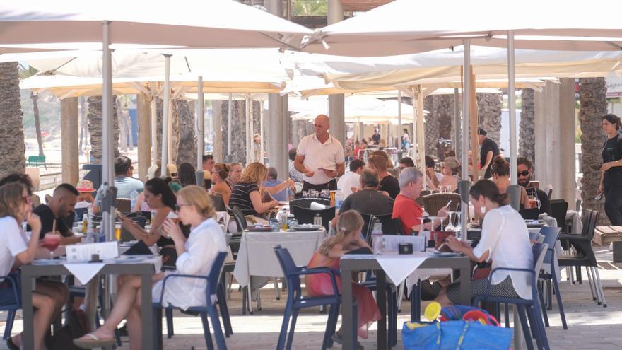 Ni una mesa libre en la costa de Alicante hasta el mes de septiembre