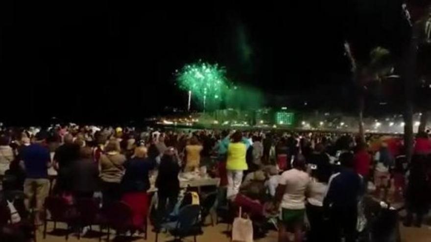 Fuegos artificiales en Las Canteras la noche de San Juan 2015