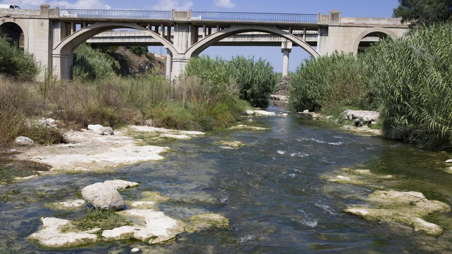 La CHJ exige cesar los vertidos ilegales a la acequia Murta que van al Canyoles