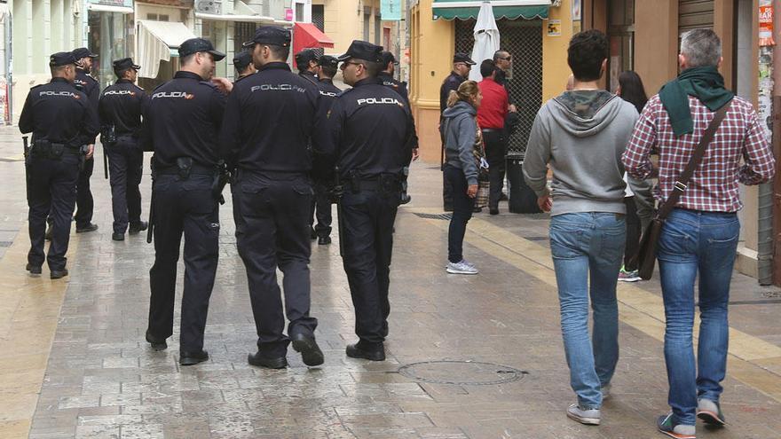 Varios policías nacionales patrullan por el centro de Málaga.