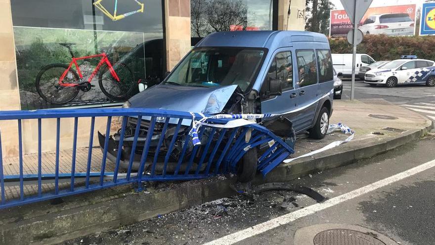 Ilesa la conductora de una furgoneta que se salió de la vía en Culleredo