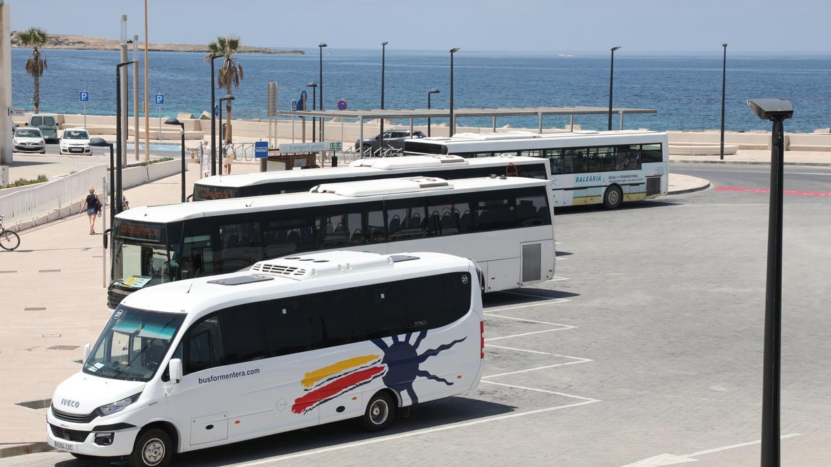 Autobuses en el puerto de la Savina