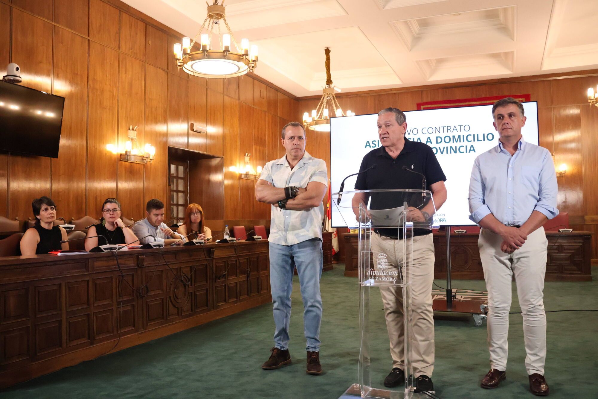 Al frente, Raúl Castaño, secretario general UGT SP Zamora; Javier Faúndez, presidente de la Diputación; y Ramiro Silva, diputado de Política Social y Familia.