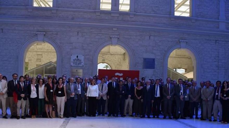 García Montero, junto al presidente Puig y otras autoridades, en Casa Mediterráneo con los directores de las sedes del Cervantes.