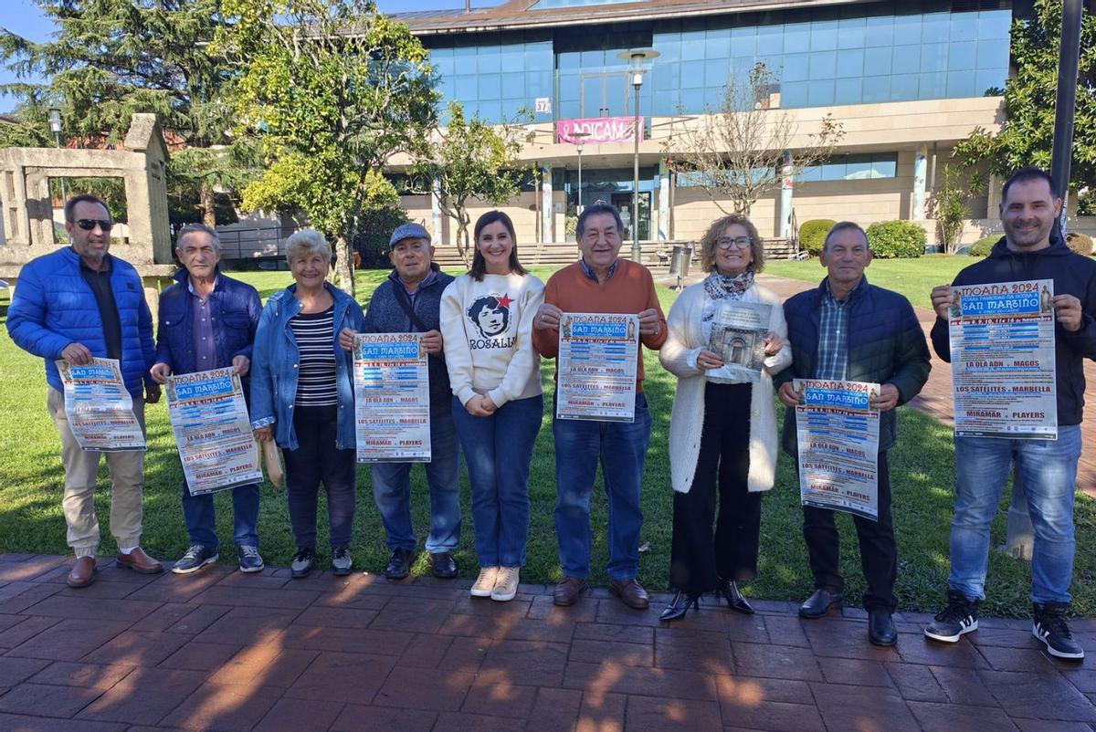 Representantes de la comisión de fiestas y del Concello, ayer con el cartel.