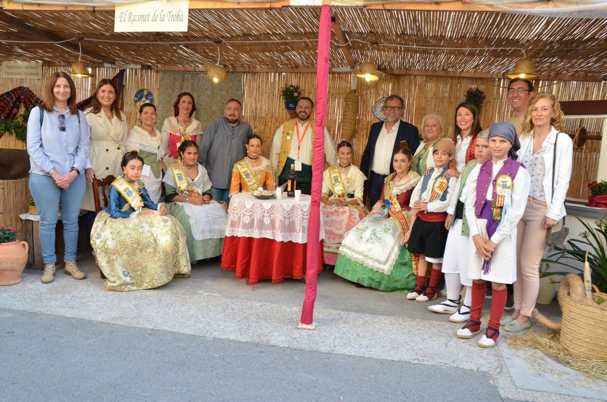 Foto de familia de las autoridades, en el Raconet de la Trobà.