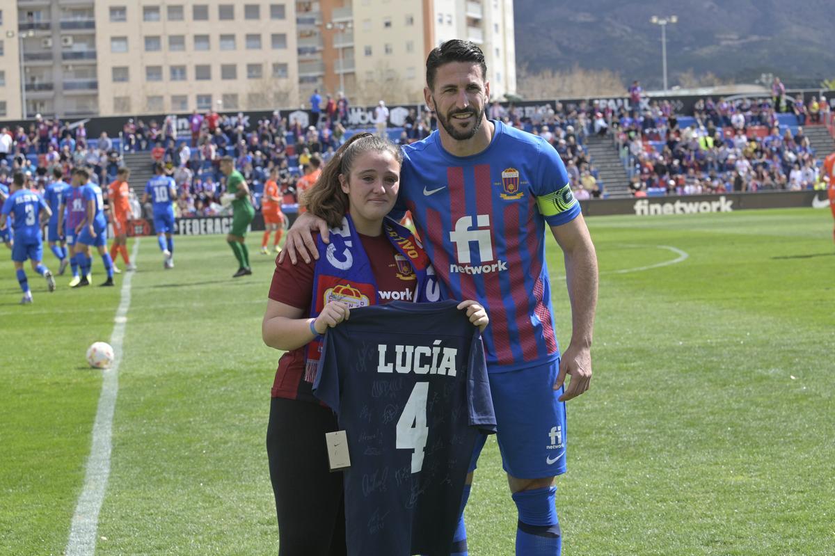 El Eldense rindió homenaje a su jugadora infantil Lucía del Hoyo.