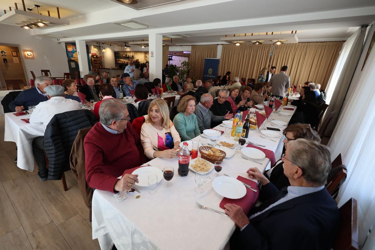 Todas las imágenes de la comida de mayores de Corona