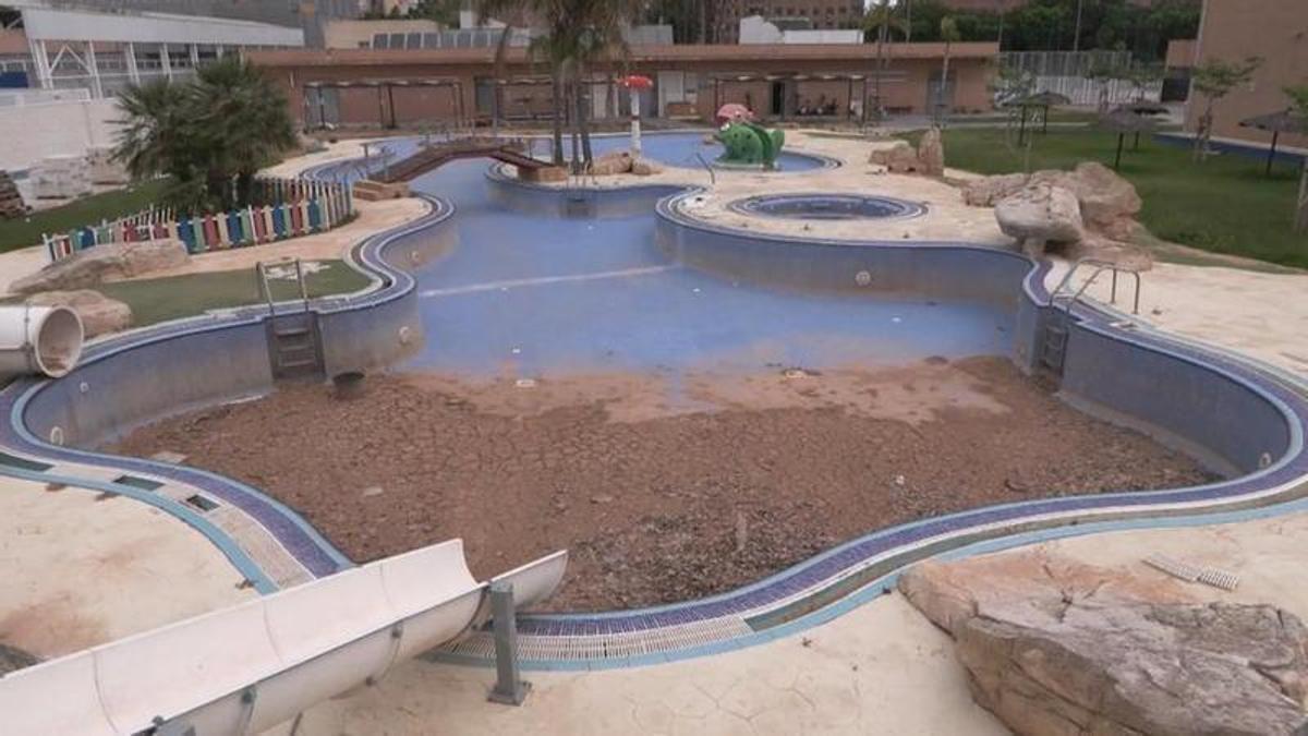 La piscina de verano de Aldaia con los daños provocados por la dana.