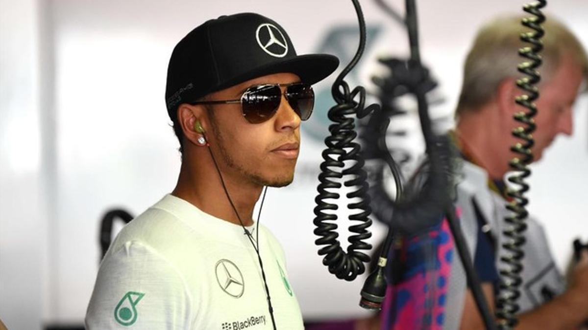 Hamilton, en el box de Mercedes durante la jornada de ensayos.