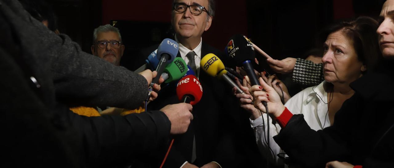 El ministro de Universidades, Joan Subirats, esta mañana, en la Universidad de Zaragoza, con el rector José Antonio Mayoral en segundo plano.