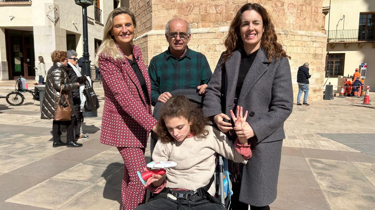 Susana Fabregat, junto a Amanda, Juan y la pequeña Celia.