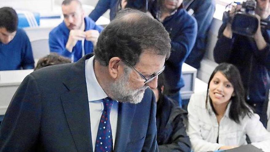 Rajoy parla amb un alumne de formació professional