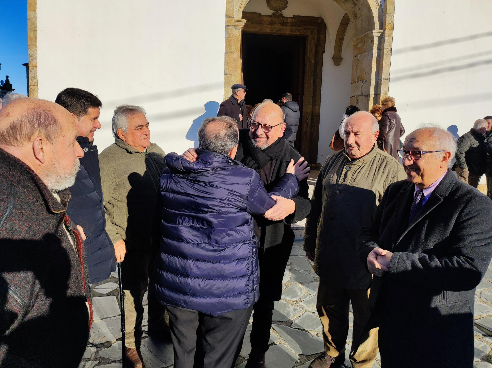 La iglesia de Santa Marina, llena para despedir a Manuel Bedia