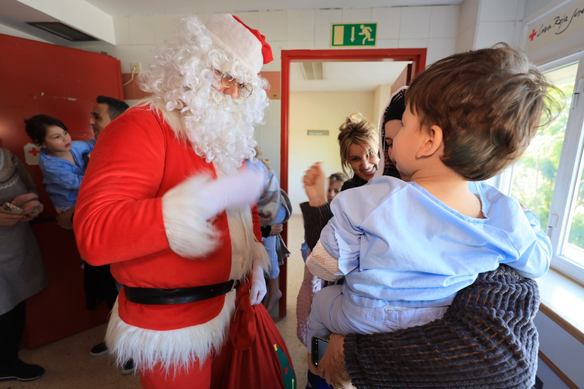 Mediterráneo y Todojuguete reparten ilusión entre los niños hospitalizados