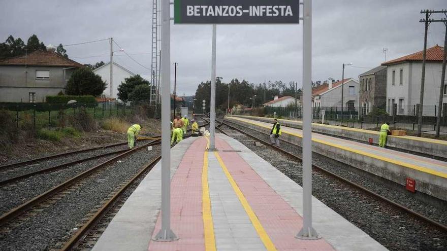 Operarios reparan vías en la estación de Betanzos-Infesta en 2010.