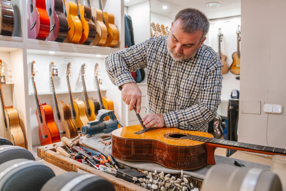 Alberto Palma, trabajando en una de las guitarras en el taller de la tienda.