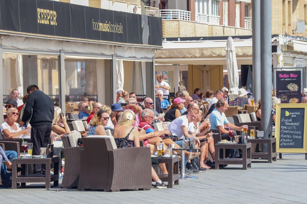 Imágenes de Torrevieja de este viernes 13 de marzo con terrazas y paseos llenos y playas animadas