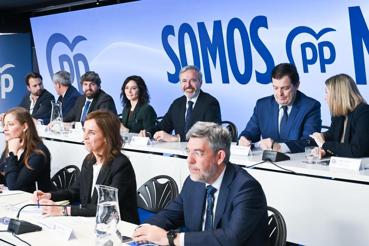 Fernando López Miras, junto a la presidentade la Comunidad de Madrid, Isabel Díaz Ayuso. En el centro de la imagen, el presidente aragonés, Jorge Azcón.