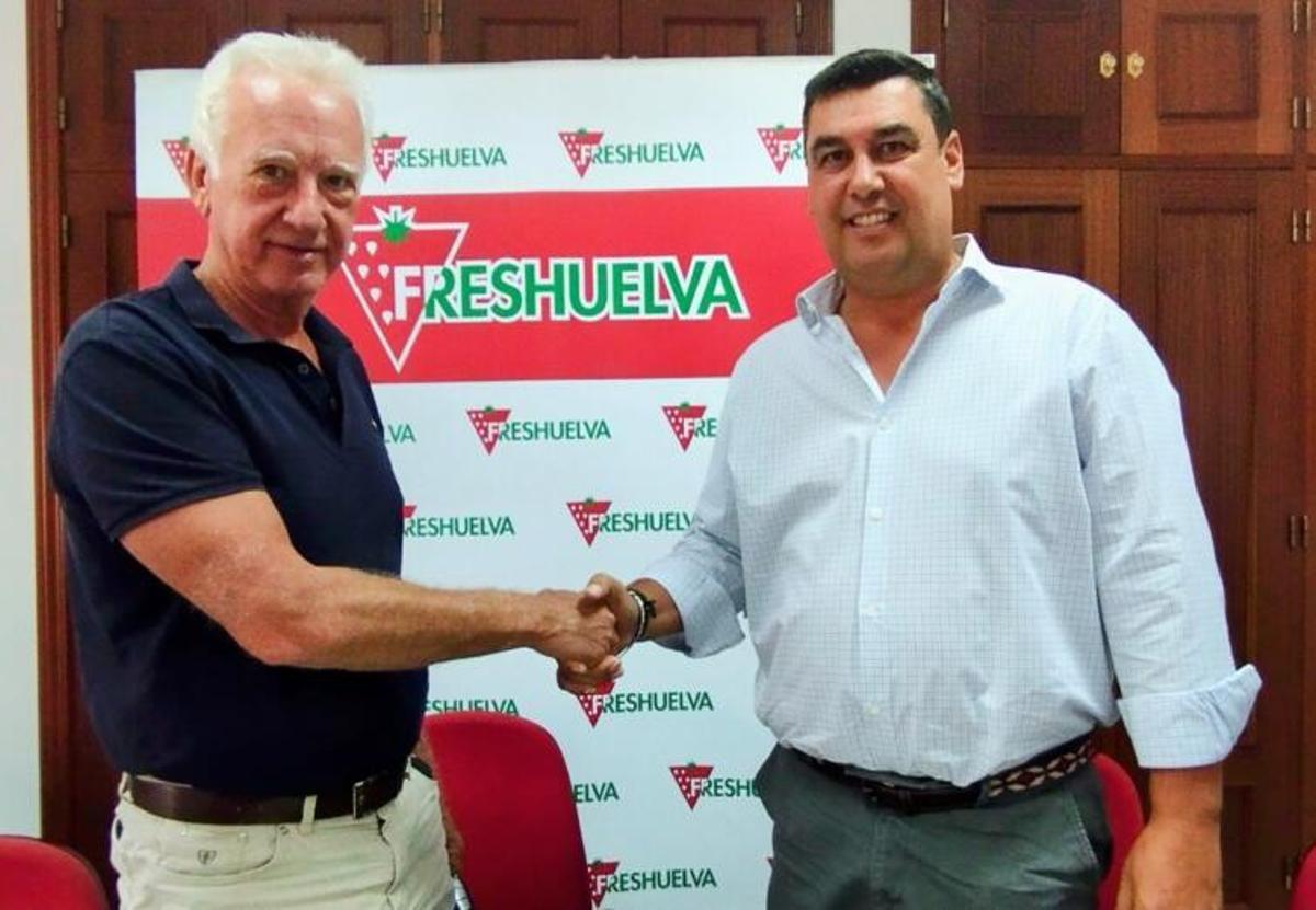 José Luis Fernández, fundador de Polisur, aparece a la izquierda de la imagen junto a Francisco José Gómez, presidente de la asociación empresarial Freshuelva, con la que ha acordado crear un programa de formación gratuita en mecatrónica para 15 jóvenes del entorno, con el fin de favorecer la capacitación laboral en la industria, cuya primera edición comenzará el próximo mes de septiembre en el Campus Universitario de La Rábida.