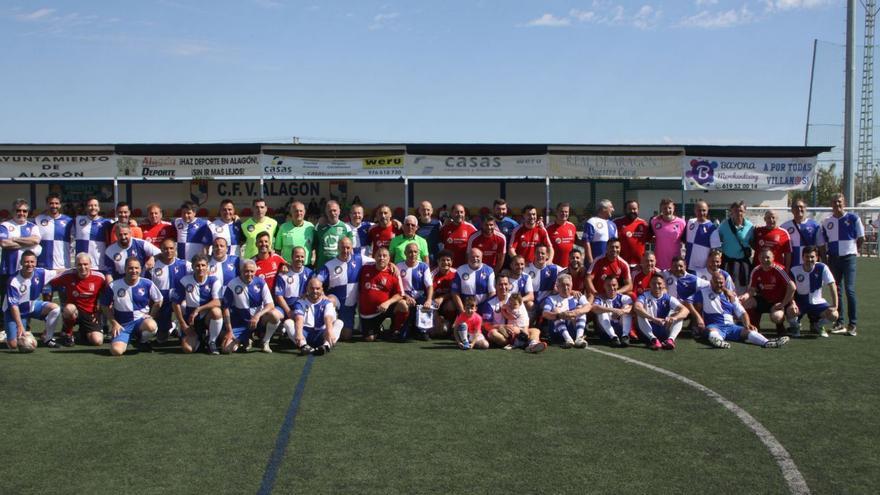 Veteranos del Alagón y la UD Sax disputaron un encuentro de convivencia en el campo municipal de La Portalada. | SERVICIO ESPECIAL