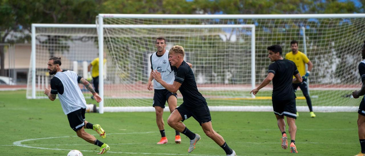 La plantilla de la UD Ibiza vuelve hoy a escena frente al Tenerife.